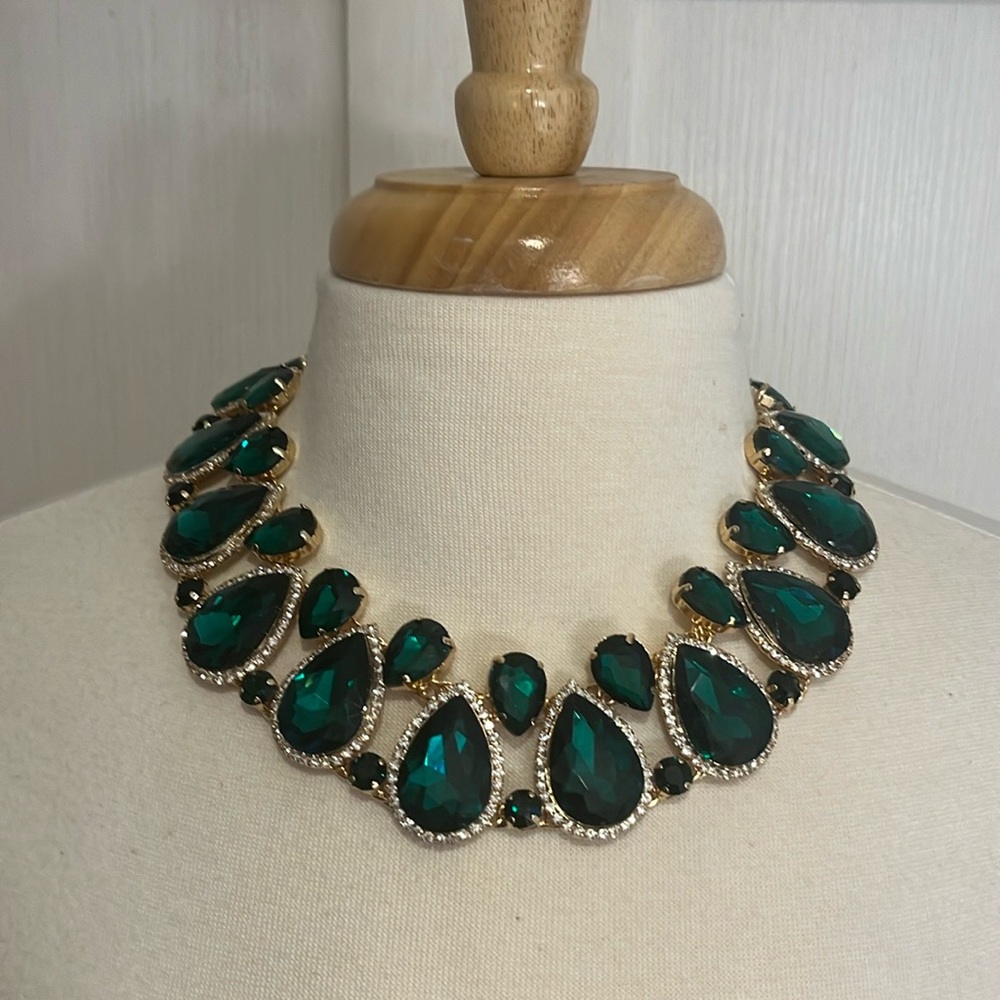 NWT gorgeous emerald necklace